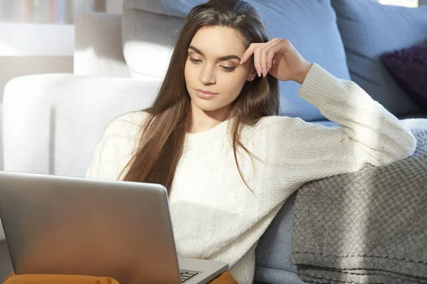 Portret Van Jonge Vrouw Denken Met Behulp Van Haar Laptop — Stockfoto