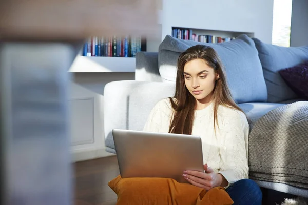 Retrato Bela Jovem Mulher Usando Seu Laptop Enquanto Senta Sofá — Fotografia de Stock
