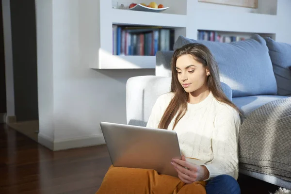 Retrato Bela Jovem Mulher Usando Seu Laptop Enquanto Senta Sofá — Fotografia de Stock