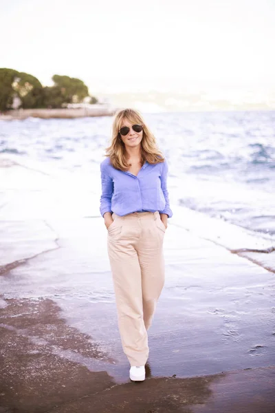 Full Length Shot Van Aantrekkelijke Vrouw Dragen Van Een Zonnebril — Stockfoto