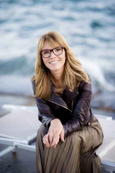 Retrato Una Mujer Feliz Mediana Edad Relajándose Playa —  Fotos de Stock