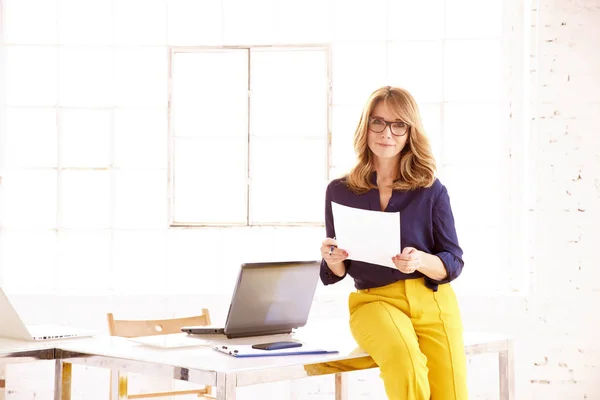 Portrait Shot Beautiful Financial Businesswoman Standing Desk Doing Some Paperwork — Stock Photo, Image