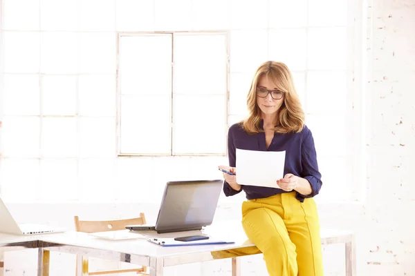 Retrato Una Hermosa Mujer Negocios Financiera Parada Escritorio Haciendo Algo — Foto de Stock