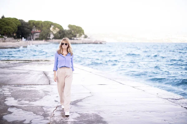 Tiro Longitud Completa Mujer Mediana Edad Relajada Caminando Playa Mientras — Foto de Stock