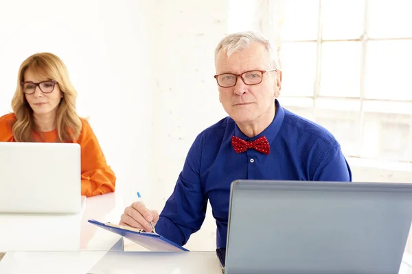 Aufnahme Eines Hochrangigen Geschäftsmannes Mit Fliege Und Brille Während Büro — Stockfoto