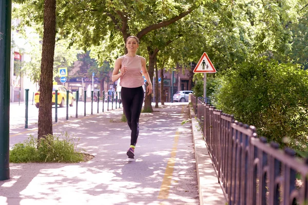 Young woman enjoy running in the city — Stock Photo, Image