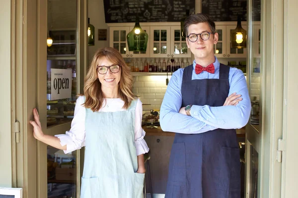 Ritratto Donna Mezza Età Giovane Uomo Piedi Insieme All Ingresso — Foto Stock