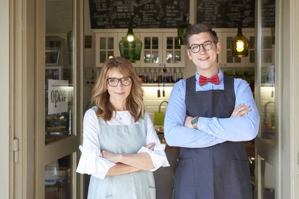 Portraitaufnahme Einer Frau Mittleren Alters Und Eines Jungen Mannes Die — Stockfoto