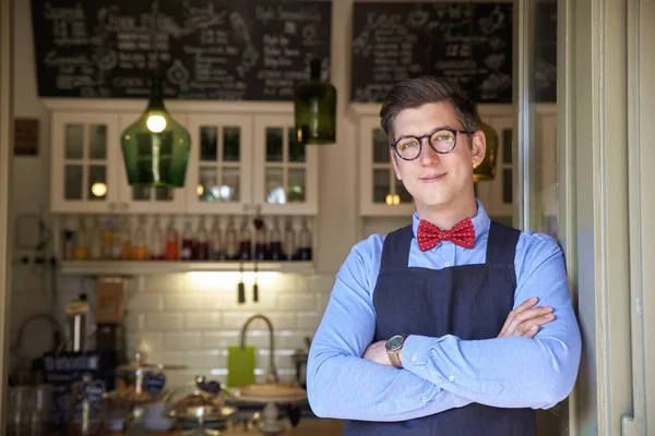 Retrato Tiro Jovem Empresário Homem Com Braços Cruzados Sua Entrada — Fotografia de Stock