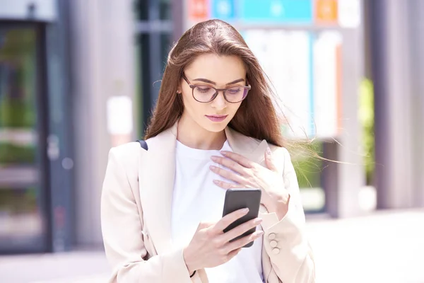 Close Shot Young Businesswoman Standing Street Text Messaging — Stock Photo, Image