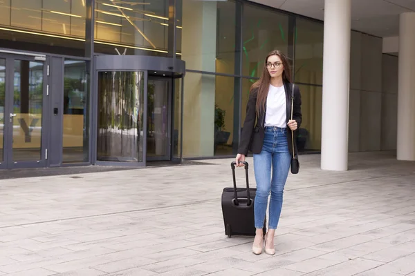 Bavuluyla Modern Ofis Binasının Yanında Yürüyen Çekici Genç Bir Kadının — Stok fotoğraf