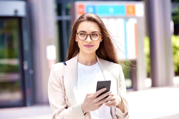 Close Shot Young Businesswoman Standing Street Text Messaging — Stock Photo, Image