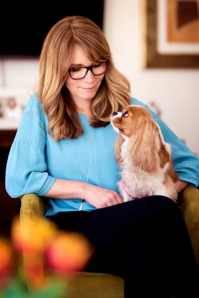 Shot Mujer Mediana Edad Sentada Sillón Relajándose Con Cachorro Rey —  Fotos de Stock