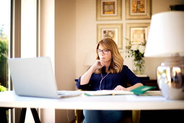 Tiro Mujer Negocios Mediana Edad Usando Auriculares Mientras Está Sentada — Foto de Stock