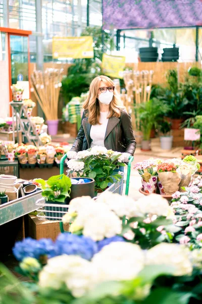 Shot Middle Aged Woman Wearing Face Mask Plastic Gloves While — Stock Photo, Image