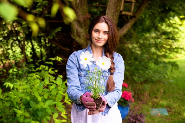 Snímek Krásné Mladé Ženy Rukavicích Zatímco Stojí Zahradě Drží Květinu — Stock fotografie