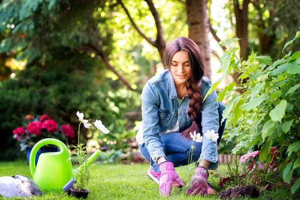 Full Längd Skott Ung Kvinna Trädgårdsskötsel Hemma Trädgården Lycklig Kvinna — Stockfoto