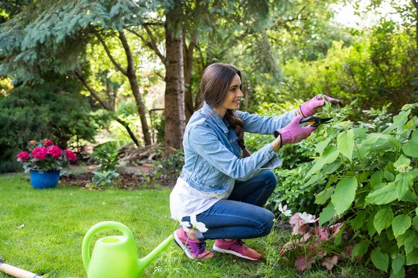 Plan Complet Jardinage Jeune Femme Maison Dans Cour Arrière Femme — Photo