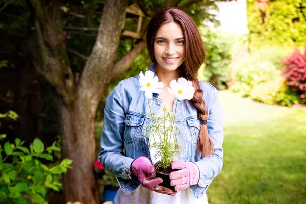 Snímek Krásné Mladé Ženy Rukavicích Zatímco Stojí Zahradě Drží Květinu — Stock fotografie