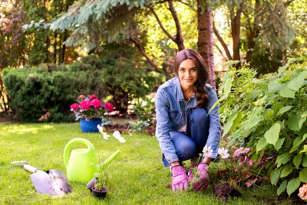 裏庭の自宅で若い女性の園芸の完全な長さのショット 花を植えながらカジュアルな服を着た幸せな女性 — ストック写真