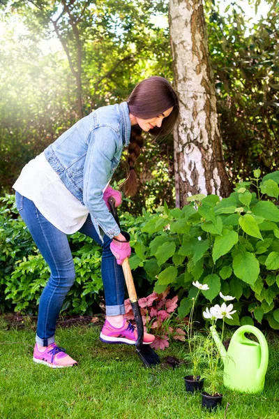 Colpo Completo Giovane Donna Che Scava Terreno Primavera Con Una — Foto Stock