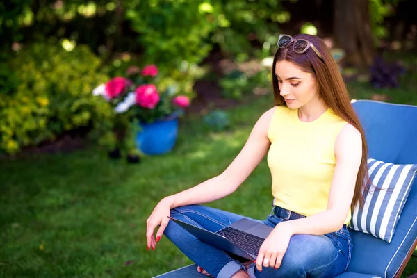 Skott Ung Kvinna Sitter Turkiskt Säte Solarium Trädgården Och Använder — Stockfoto