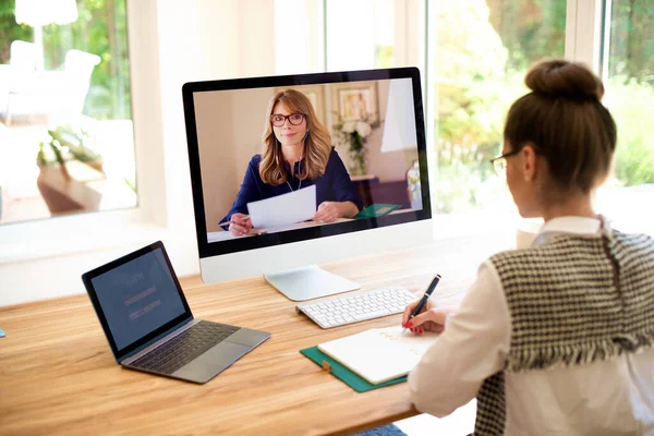 Vista Posterior Mujer Sentada Detrás Computadora Teniendo Discusión Reunión Línea — Foto de Stock