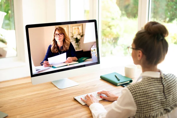 Volver Veiw Mujer Sentada Detrás Computadora Teniendo Discusión Reunión Línea —  Fotos de Stock