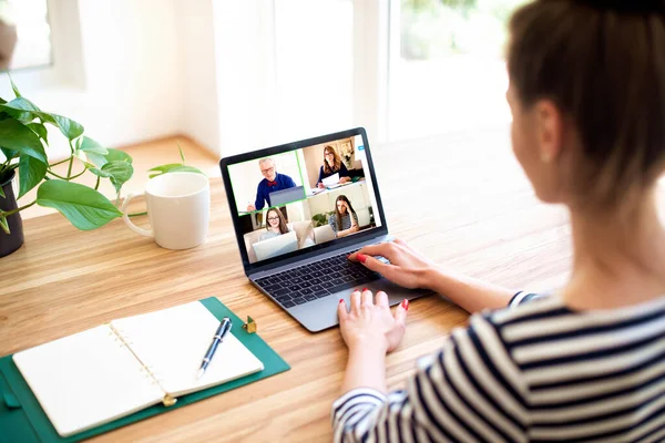 Visszapillantás Egy Nőre Aki Számítógépe Mögött Videohívásban Tárgyal Online Találkozik — Stock Fotó