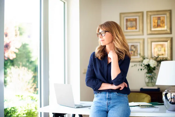 Portraitaufnahme Einer Denkenden Reifen Frau Die Hause Schreibtisch Steht Und — Stockfoto