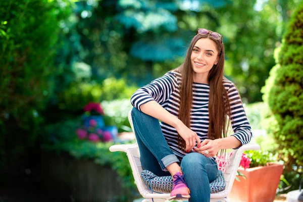 Retrato Tiro Mulher Atraente Vestindo Roupas Casuais Enquanto Sentado Jardim — Fotografia de Stock