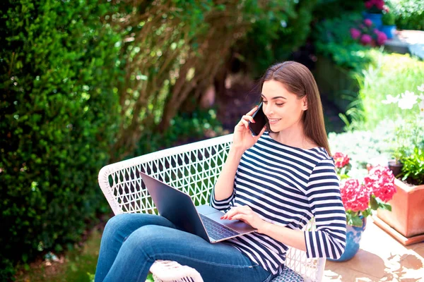 Hoge Hoek Schot Van Lachende Jonge Vrouw Praten Met Iemand — Stockfoto