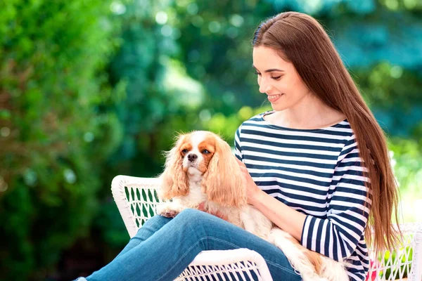 Çekici Bir Kadının Evdeki Bahçesinde Sevimli Köpeğiyle Rahatlarken Çekilmesi — Stok fotoğraf