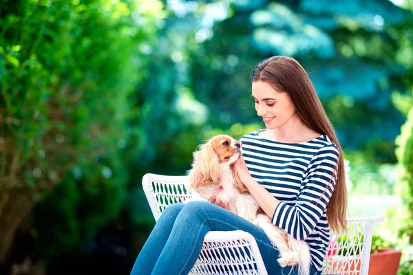 Çekici Bir Kadının Evdeki Bahçesinde Sevimli Köpeğiyle Rahatlarken Çekilmesi — Stok fotoğraf