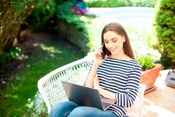 Hoge Hoek Schot Van Lachende Jonge Vrouw Praten Met Iemand — Stockfoto