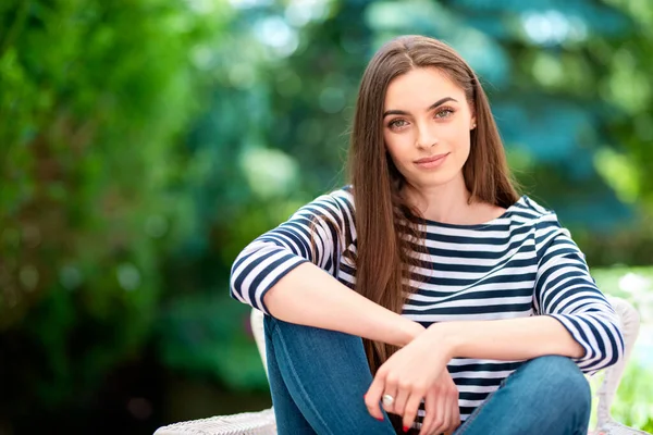 Retrato Tiro Mulher Atraente Vestindo Roupas Casuais Enquanto Sentado Jardim — Fotografia de Stock