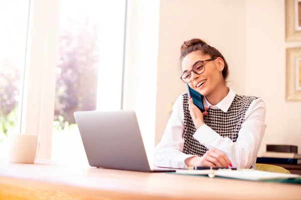 Skjuten Glad Ung Kvinna Sitter Bakom Sin Bärbara Dator Och — Stockfoto