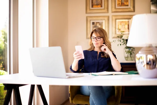 Shot Van Glimlachende Volwassen Vrouw Sms Werken Laptop Terwijl Zitten — Stockfoto