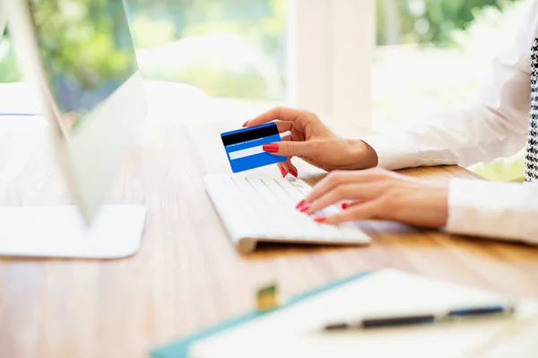 Las Manos Una Mujer Negocios Trabajando Computadora Compras Línea —  Fotos de Stock