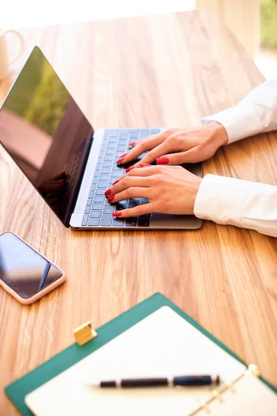 Dizüstü Bilgisayarla Çalışırken Kadınının Yakın Plan Fotoğrafı Masada Oturan Klavyede — Stok fotoğraf