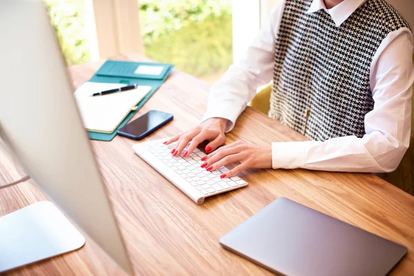 Affärskvinnans Händer Arbetar Datorn — Stockfoto