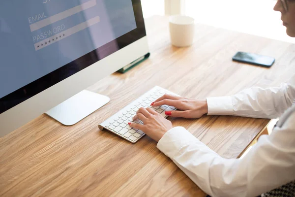 Zakenvrouw Handen Werken Computer — Stockfoto