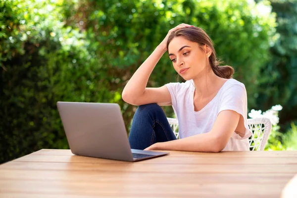 Retrato Una Mujer Pensante Usando Portátil Mientras Está Sentada Escritorio — Foto de Stock