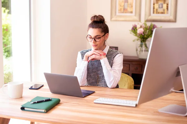Знімок Мислення Жінки Сидить Ноутбуком Працює Інтернеті Бізнес Леді Працює — стокове фото