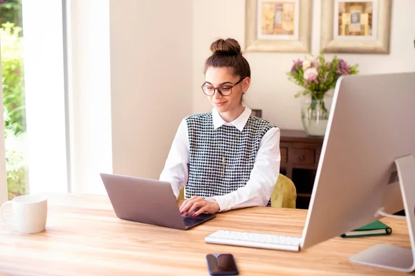 幸せな女性の彼女のラップトップの後ろに座って オンラインで働くショット 家で働いてるビジネスマンだ 内務省 — ストック写真