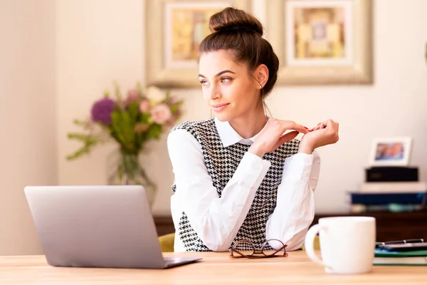 Bilgisayarının Arkasında Oturup Internette Çalışan Mutlu Bir Kadının Fotoğrafı Evden — Stok fotoğraf