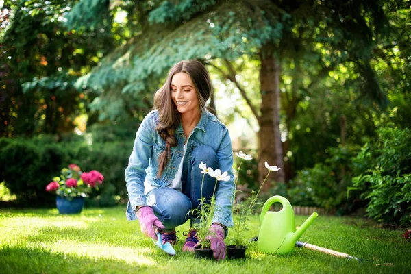 Largura Completa Tiro Mujer Joven Jardinería Casa Patio Trasero Mujer — Foto de Stock