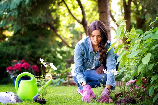 Voller Länge Aufnahme Einer Jungen Frau Bei Der Gartenarbeit Hause — Stockfoto