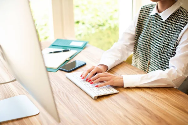 Hoge Hoek Schot Van Hand Van Zakenvrouw Tijdens Het Typen — Stockfoto