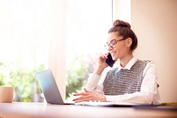 Hochwinkelaufnahme Einer Glücklichen Jungen Frau Die Hinter Ihrem Laptop Sitzt — Stockfoto